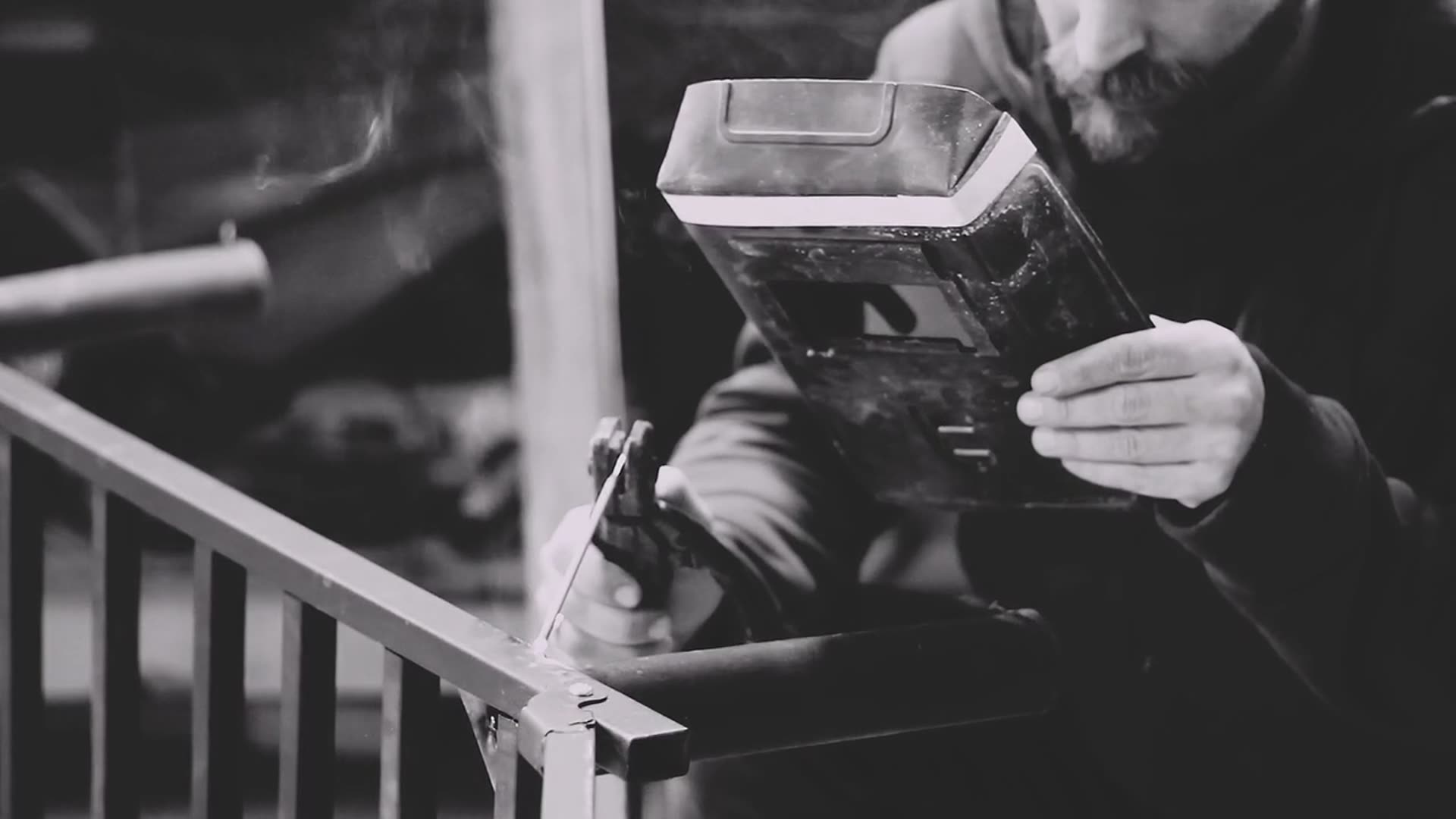 Fachkraft bei der Arbeit an einem Bauteil – Handwerk und Präzision bei XProductions